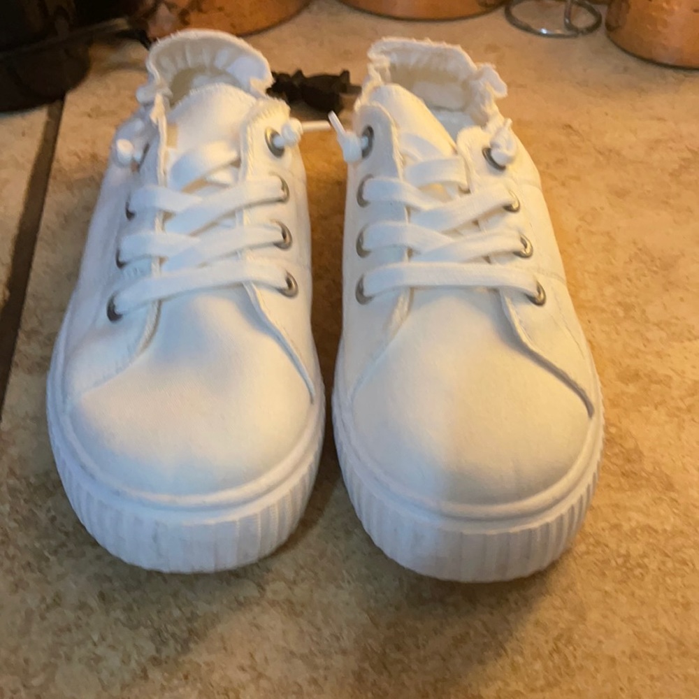 Like new Tommy Bahama Sneakers